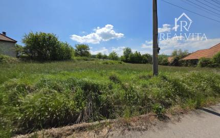 Slnečný pozemok v Kolačne (1468 m²) s možnosťou rozdelenia