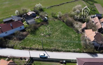 Slnečný pozemok v Kolačne (1468 m²) s možnosťou rozdelenia
