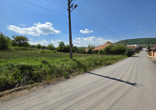 Slnečný pozemok v Kolačne (1468 m²) s možnosťou rozdelenia