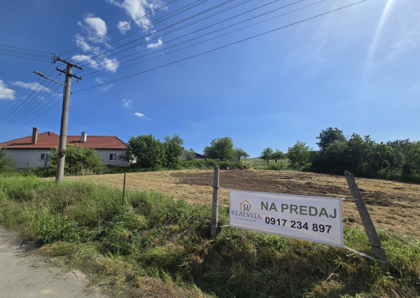 Slnečný pozemok v Kolačne (1468 m²) s možnosťou rozdelenia