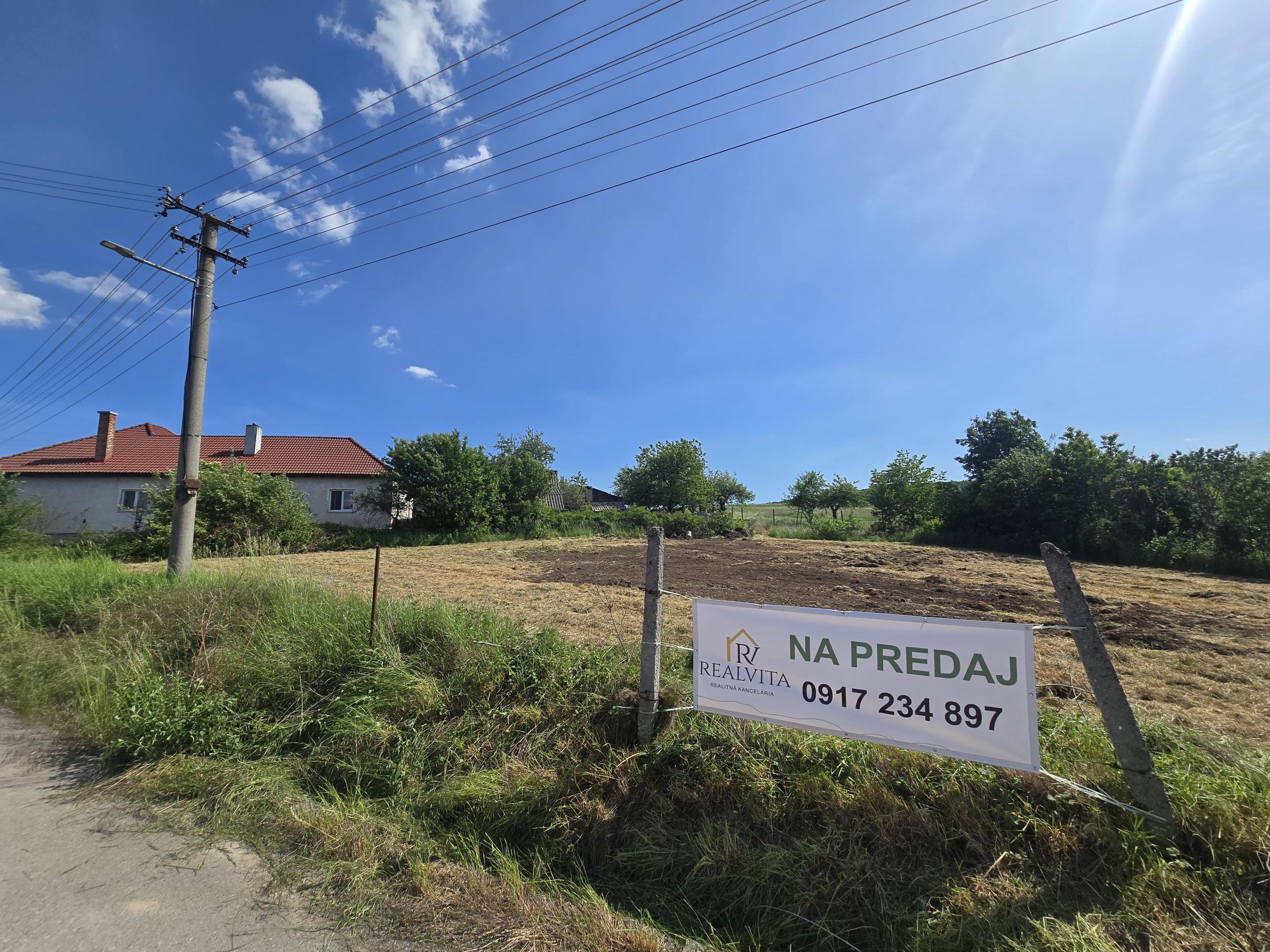 Slnečný pozemok v Kolačne (1468 m²) s možnosťou rozdelenia